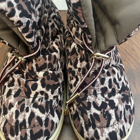 NWOB HeyDude Margot Eco Leopard Boot Size 7 - Picture 4 of 6